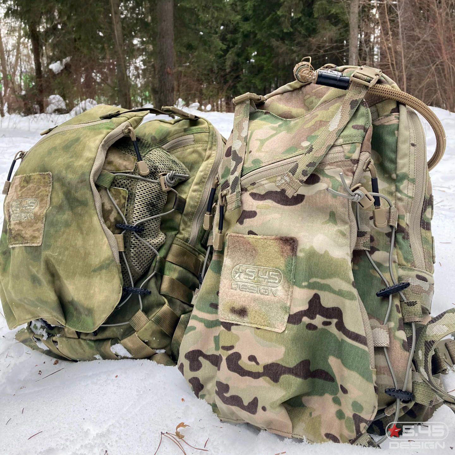 The straps are attached to the backpack with reinforced G-hook buckles.